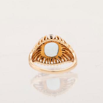 Ring 18K vitt och rött guld med ovalt fasetterad akvamarin samt runda enkelslipade diamanter.