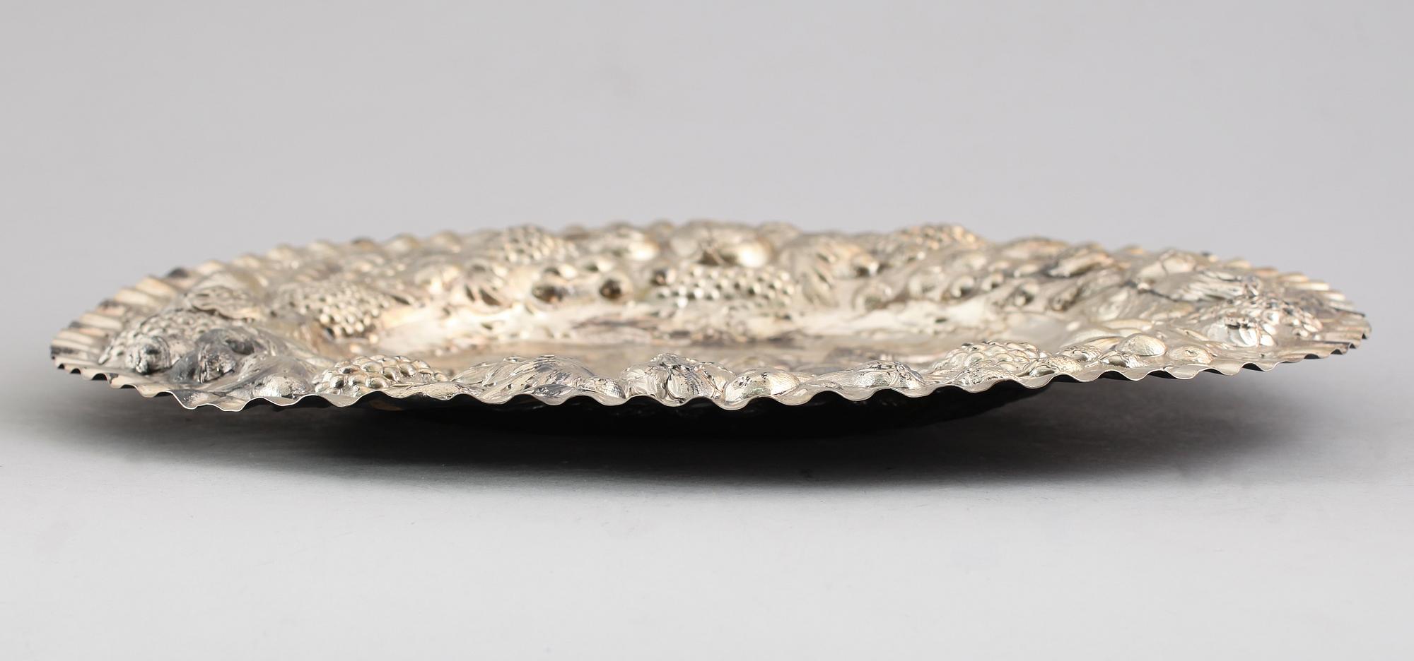 PRESENTERFAT, silver, sannolikt Tyskland 1800-tal. Vikt 567 g.