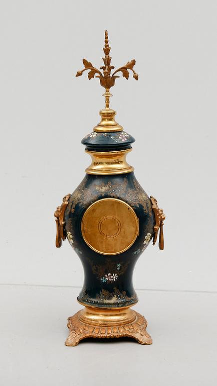 KLOCKGARNITYR, 3 delar, porslin och bronserad metall, sekelskiftet 1900.