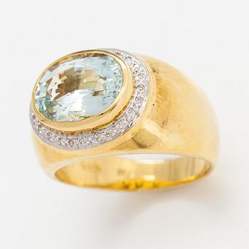A 14K gold ring with an aquamarine and diamonds ca. 0.06 ct in total.