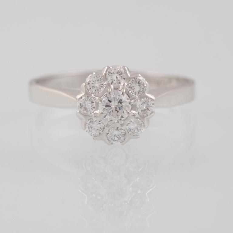 RING, 18K vitguld med 9 briljantslipade diamanter 0,58  Lennart Magnusson, Göteborg,1979. Vikt 3,6 gram.