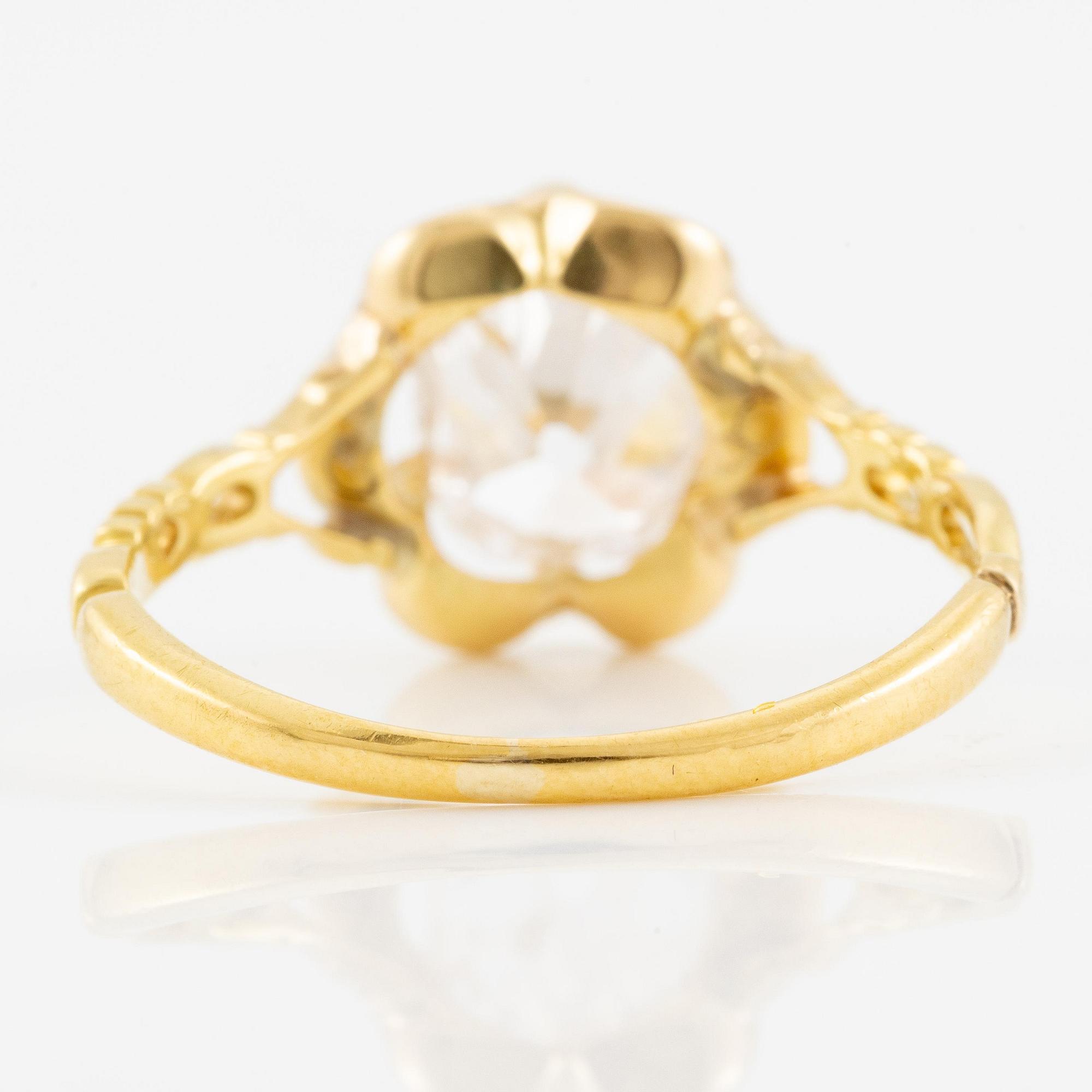 A ring in 18K gold with an old-cut diamond.