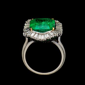 RING, 18K vitguld, smaragd, baguetteslipade diamanter. Vikt ca 7,6 g.
