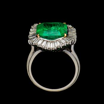 A RING, 18K white gold, emerald, baguette cut diamonds. Weight c. 7.6 g.