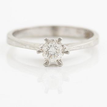 Ring, 18K vitguld med briljantslipad diamant.
