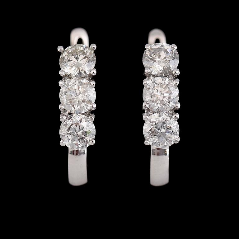 ÖRHÄNGEN, 1 par, 18K vitguld, briljantslipade diamanter tot ca 2.48 ct. Vikt ca 6 g.
