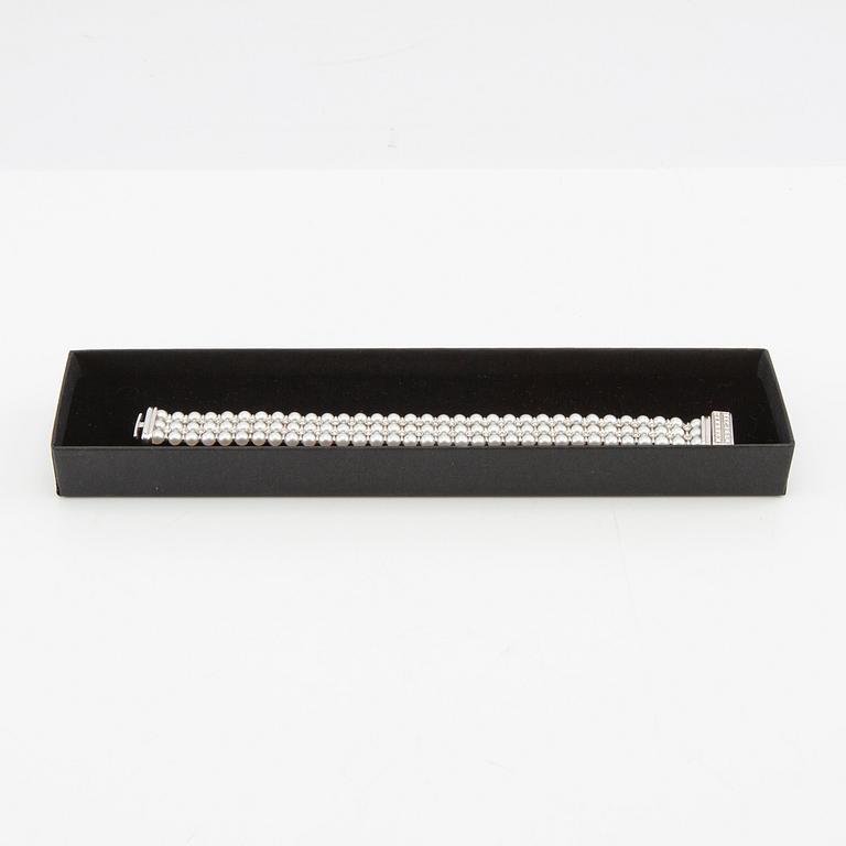 Bracelet 18K white gold with cultured pearls and round brilliant-cut diamonds.