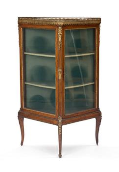 VITRINSKÅP, Louis XVI-stil. 1900-talets första hälft.