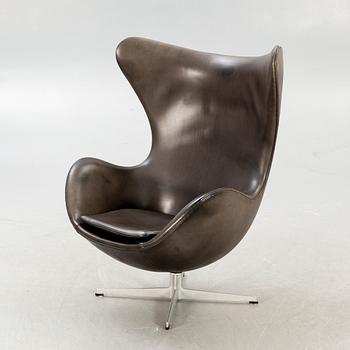An Arne Jacobsen, aluminium and leather armchair, "Ägget" for Fritz Hansen designed in 1958.