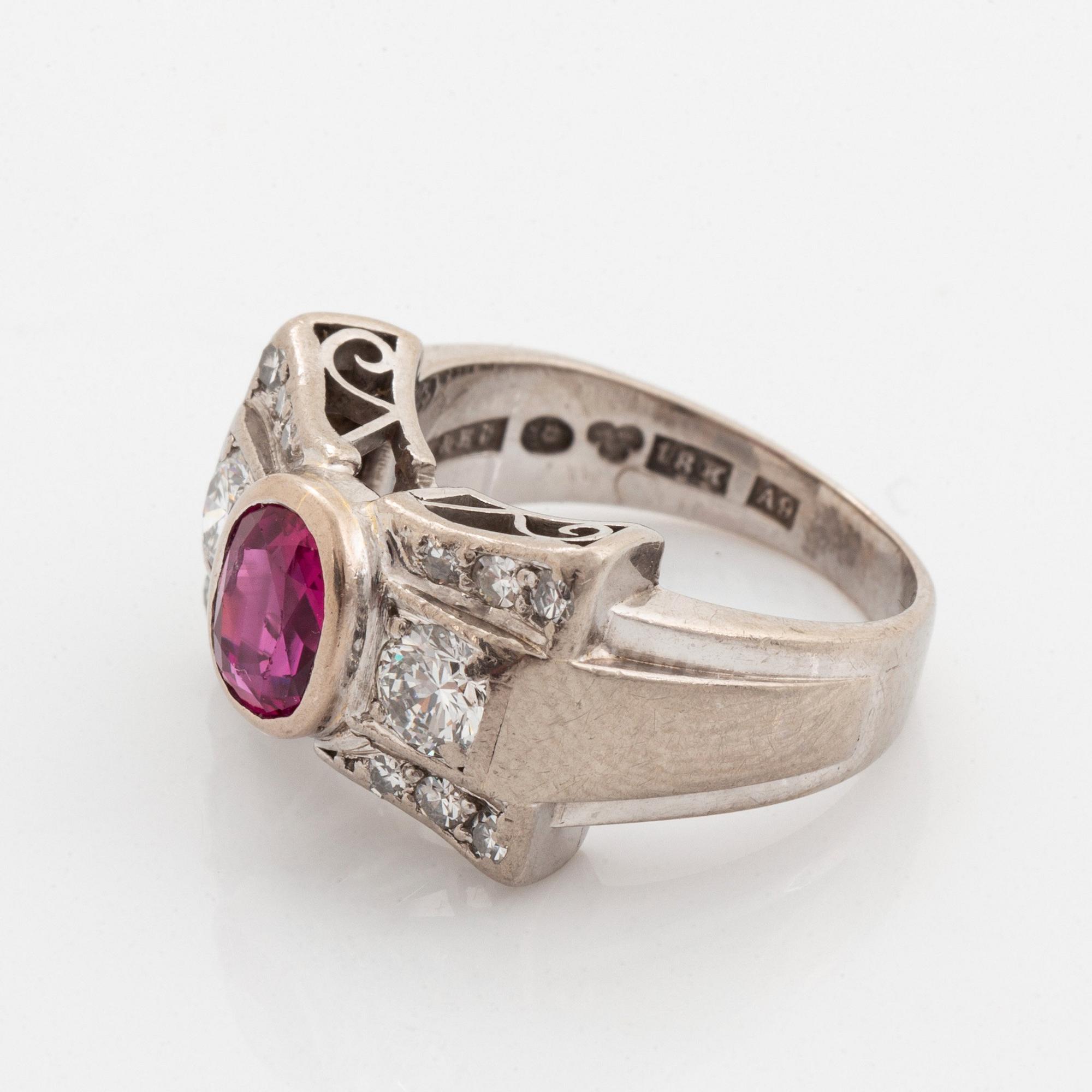 Ring 18K vitguld med en fasettslipad rubin och runda briljant- och åttkantslipade diamanter.