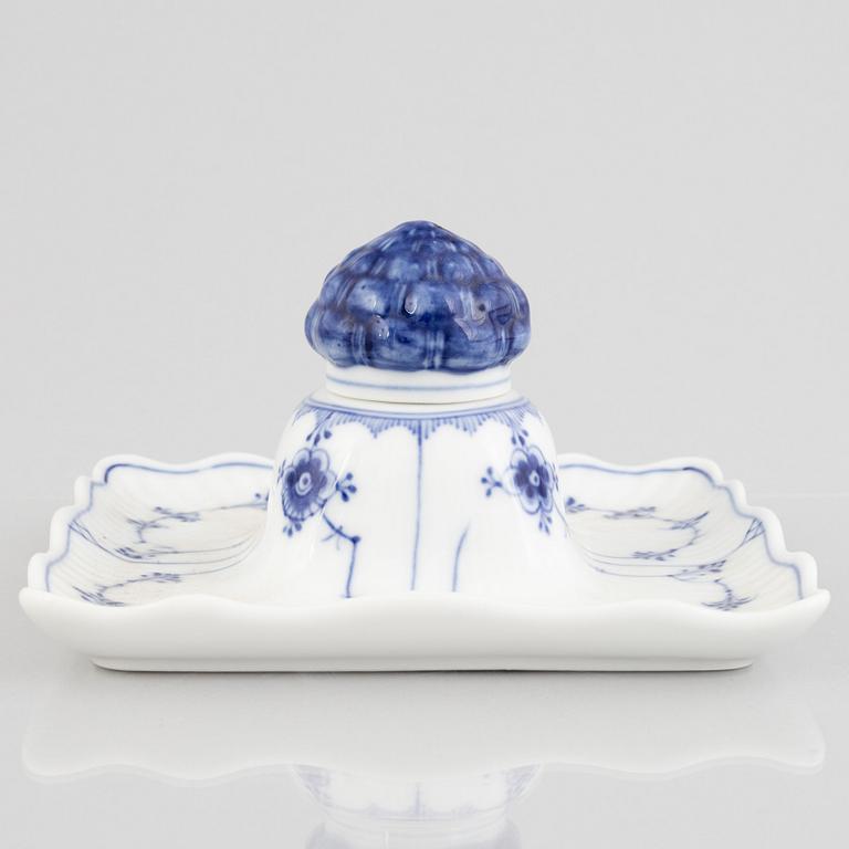 A 'Blue Fluted Plain' porcelain inkwell with cover, Royal Copenhagen, model number 475, 1901-1923.