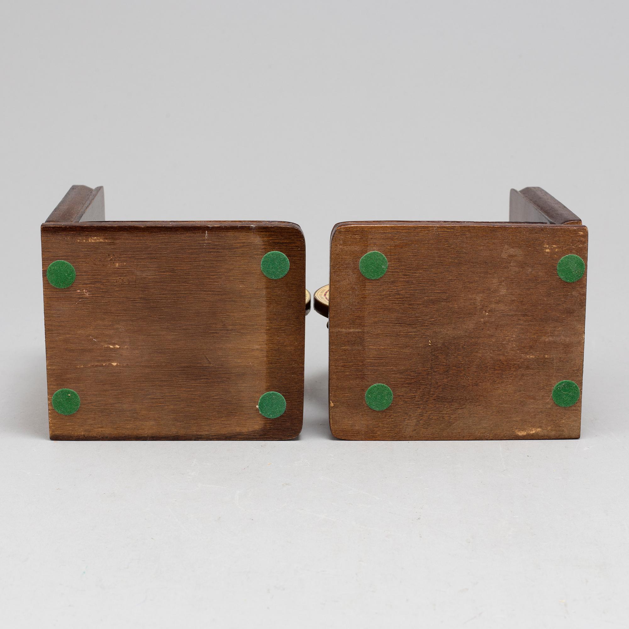 BOKSTÖD, ett par, 1900-talets senare del.