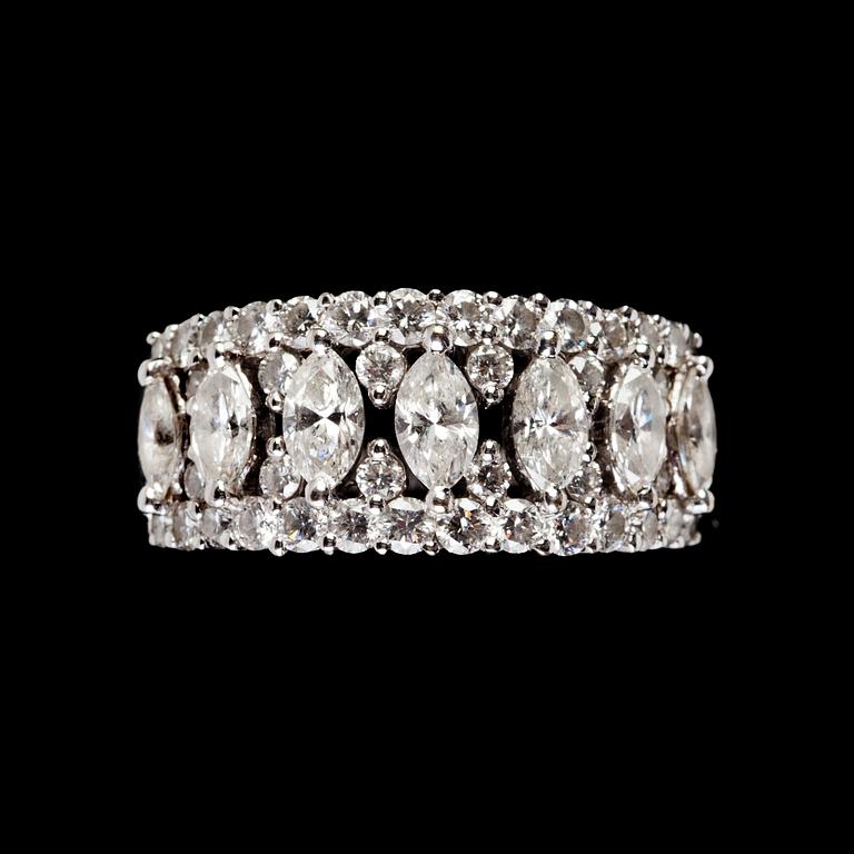 A navette- and brilliant cut diamond ring, tot. app. 2 cts.