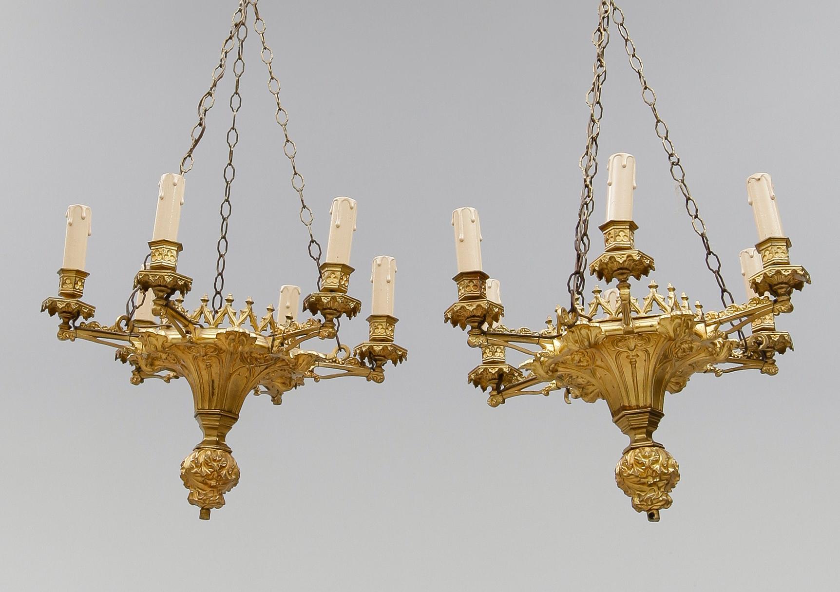 TAKAMPLAR, 1 par, förgylld brons, gotisk stil, 1800-talets första hälft. Höjd ca 100 cm.