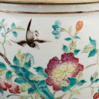 A group of two famille rose jars with covers, Qing dynasty, late 19th century.