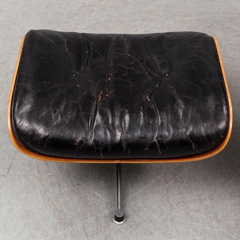 CHARLES & RAY EAMES, fåtölj och fotpall "Lounge chair", Herman Miller, USA.