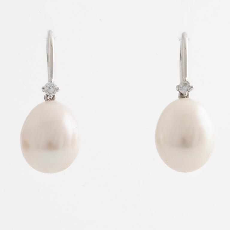 Örhängen vitguld med odlade sötvattenspärlor och briljantslipade diamanter.