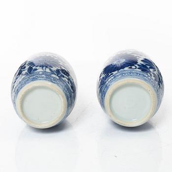 A pair of blue and white 'Genever' bottles, Qing dynasty, Kangxi (1662-1722).