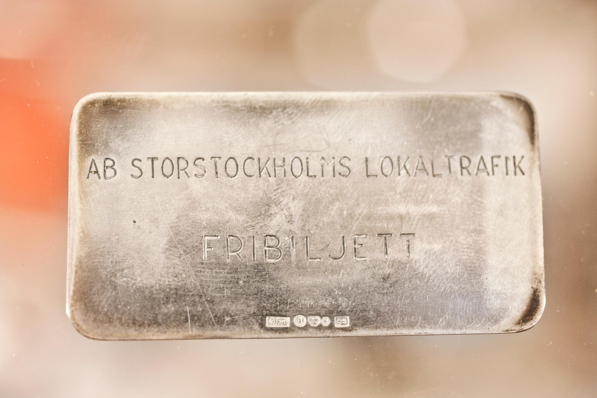 CIGARETTETUI resp FRIBILJETT, silver, bla C G Hallberg, 1891 samt 1968.