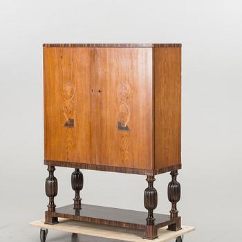 SKÅP med intarsia, art deco 1930-tal. Troligen Reimers möbler, Mjölby.