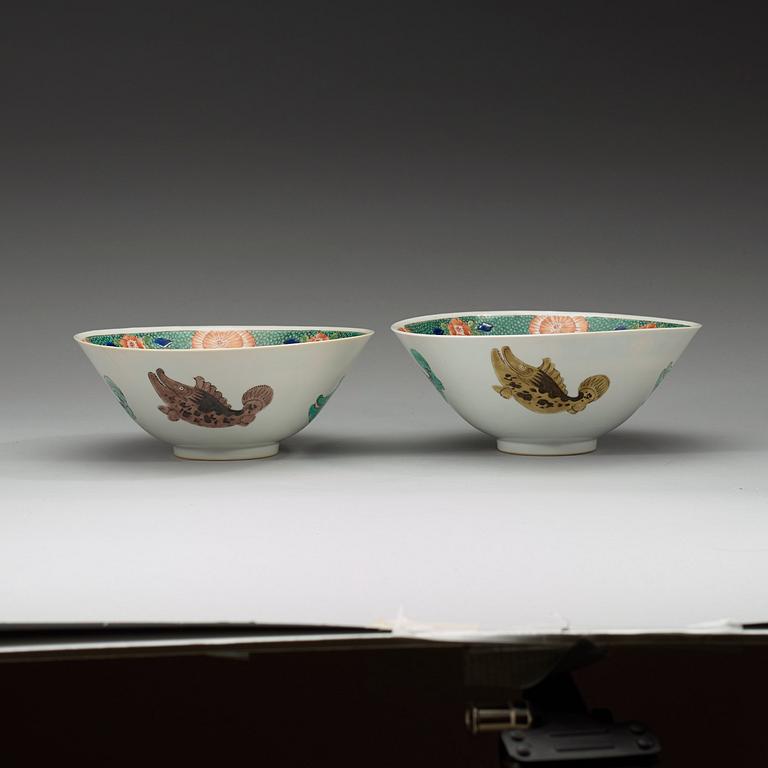 A pair of famille verte bowls, Qing dynasty, Kangxi (1662-1722), with Yongle four characters mark.