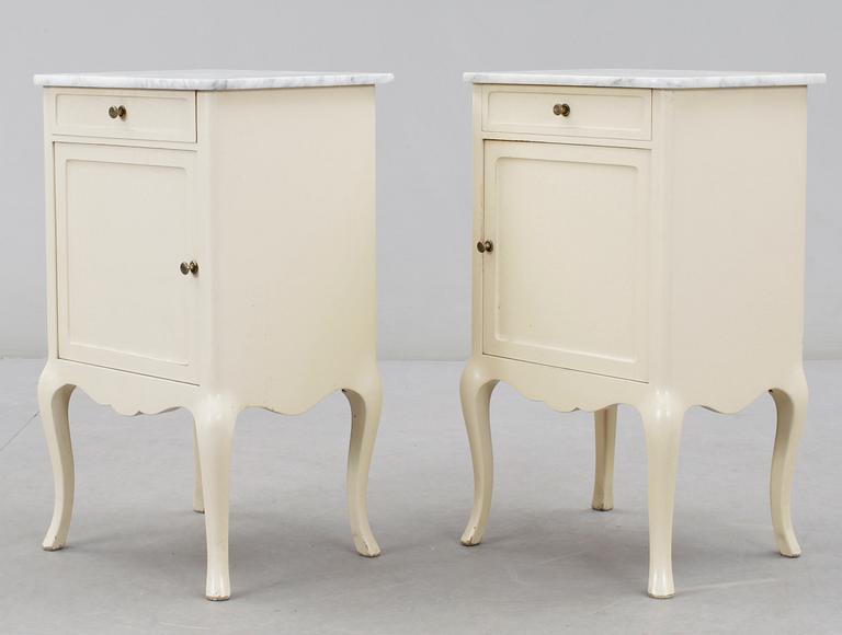 SÄNGBORD, ett par, rokokostil, Nordiska Kompaniet, 1900-talets första hälft.