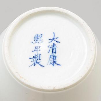 A blue and white mallet shaped vase, late Qing dynasty.