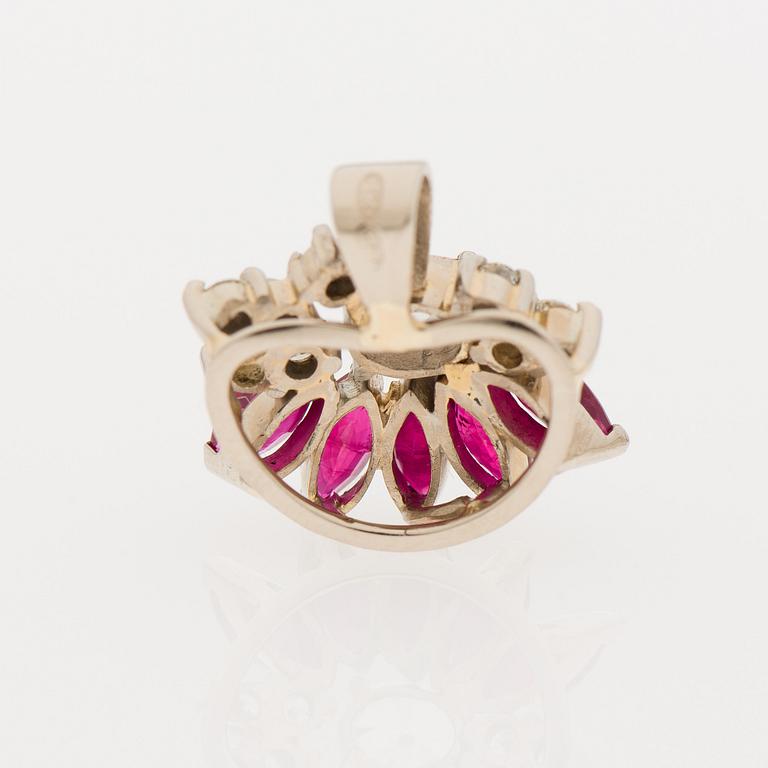 HÄNGE, 14K vitguld, oval diamant 0,40 ct samt mindre diamanter, rubiner. Erkki Nupponen, Helsingfors.