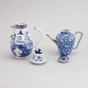 A group of Chinese porcelain, Qing dynasty, Kangxi, Qianlong, 18th and 19th century. Six pieces.