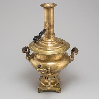 A RUSSIAN BRASS SAMOVAR, CA 1900.