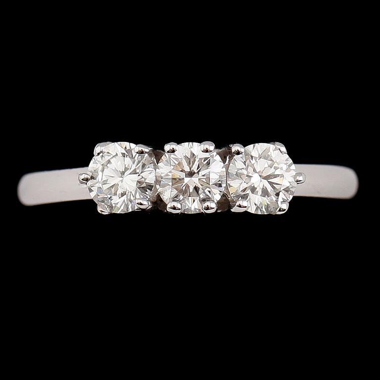 RING, 18 k vitguld, 3 briljantslipade diamanter tot 0.96 ct. Vikt ca 3,8 g.