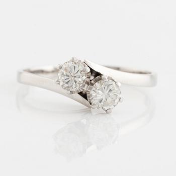 Ring, syskonring, vitguld och två briljantslipade diamanter.