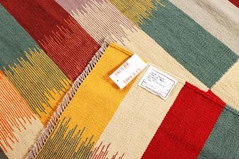 A modern design kilim carpet, a. 300 x 213 cm.