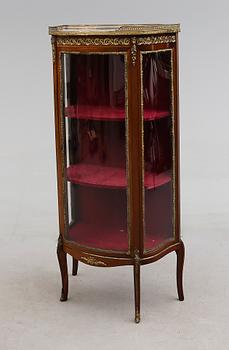 VITRINSKÅP, gustaviansk stil, 1900-talets mitt.
