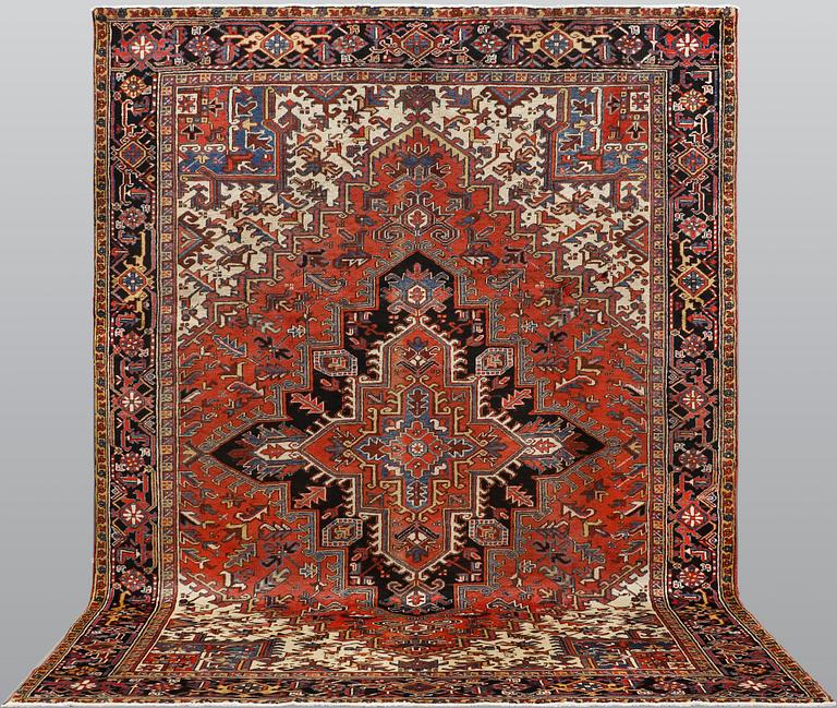 A Heriz / Gorovan carpet, ca 340 x 252 cm.