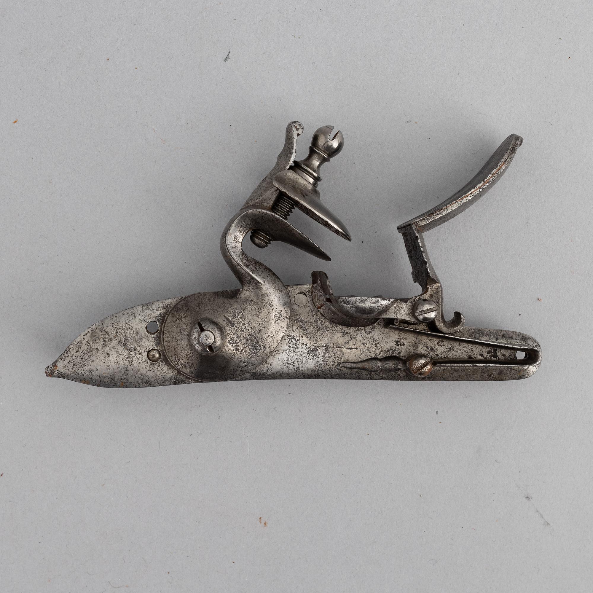 A lot comprising five powderhorn and flasks, and a flintlock. 18th and 19th Century.