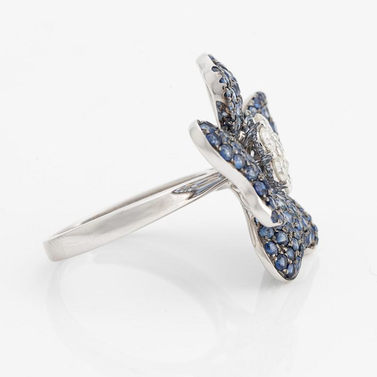 Ring in the shape of a flower with sapphires and brilliant-cut diamonds.