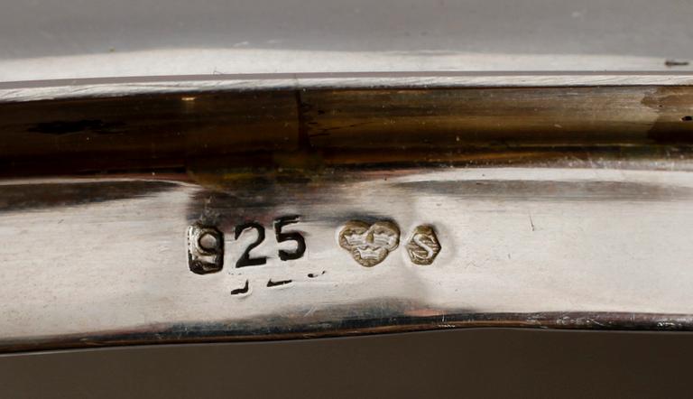 TERRIN MED LOCK, sterlingsilver, svenska importstämplar. Vikt ca 3165 gram.