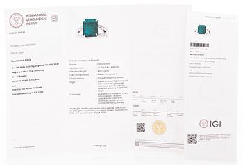Ring, 14K vitguld, med smaragdslipad smaragd samt diamaner. IGI sertifikat medföljer.