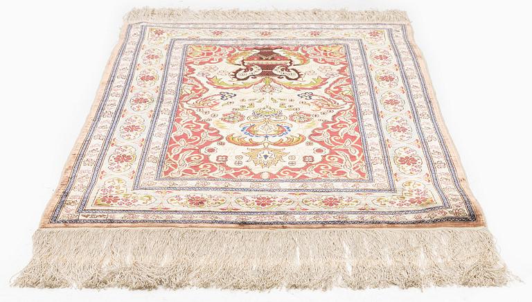 Matta, semiantik/old silke Hereke, Västra Anatolien, ca 103 x 66 cm.