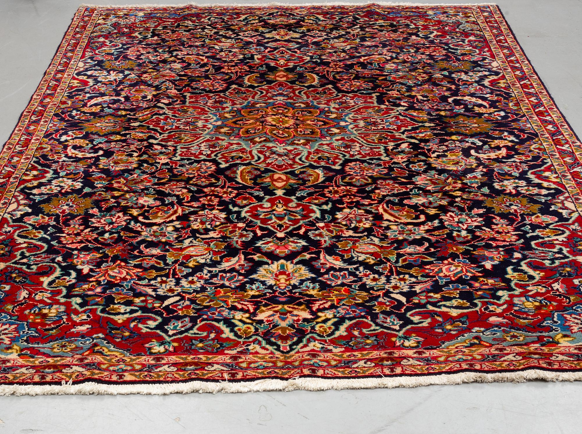 Carpet, western persia, ca 307 x 220 cm.