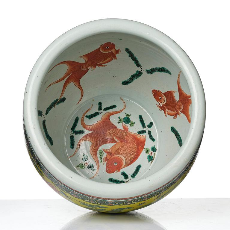 A large yellow ground '100 birds' fish basin, Qing dynasty, 19th century.