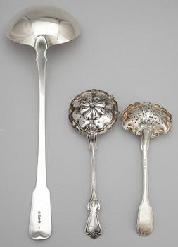 SOPPSLEV, silver, England, samt STRÖSKEDAR, 2 st, silver, Sverige, 1800-tal. Vikt ca 265 gram.