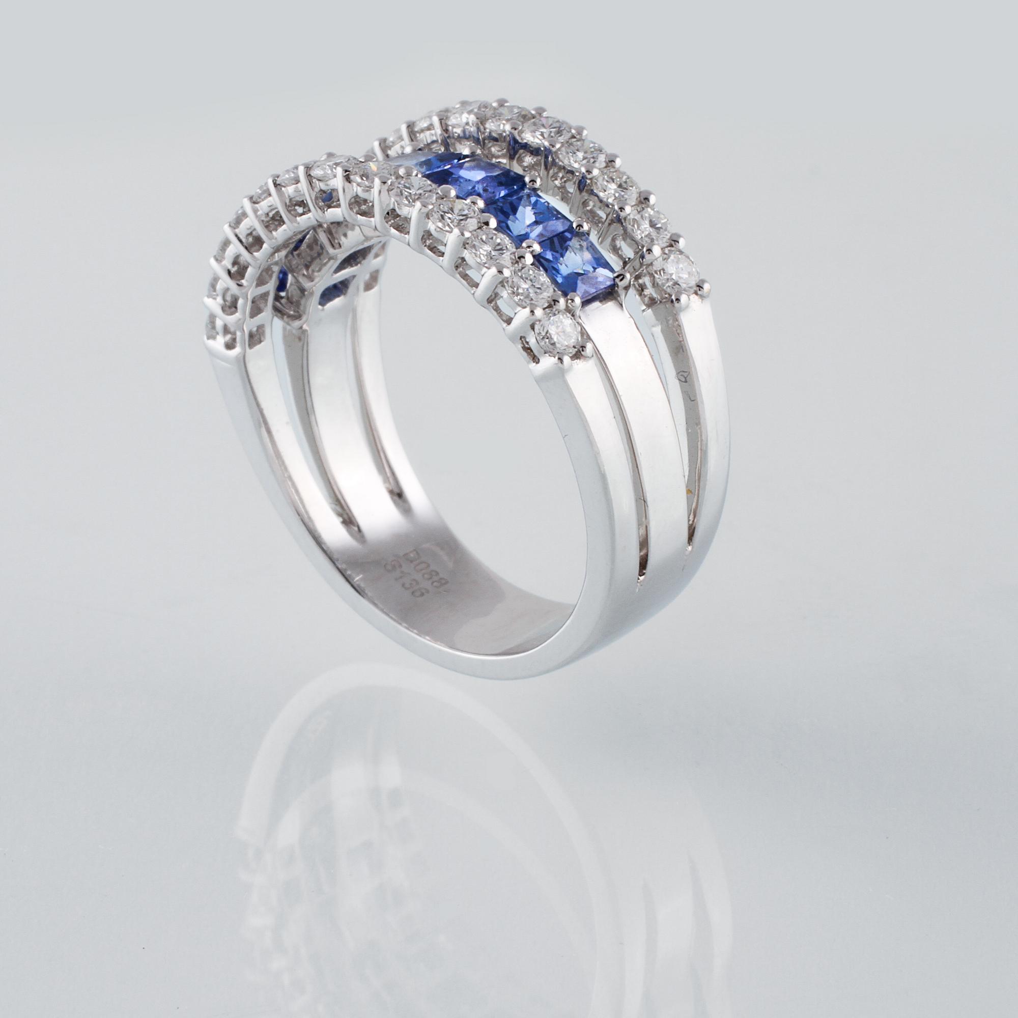RING, 18K vitguld med 26 briljantslipade diamanter 0.88 ct samt 7 blå safirer 1.36 ct. Vikt 7,8 gram.