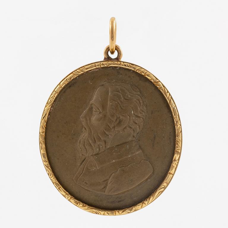 Pendant in 14K gold with a lava cameo.