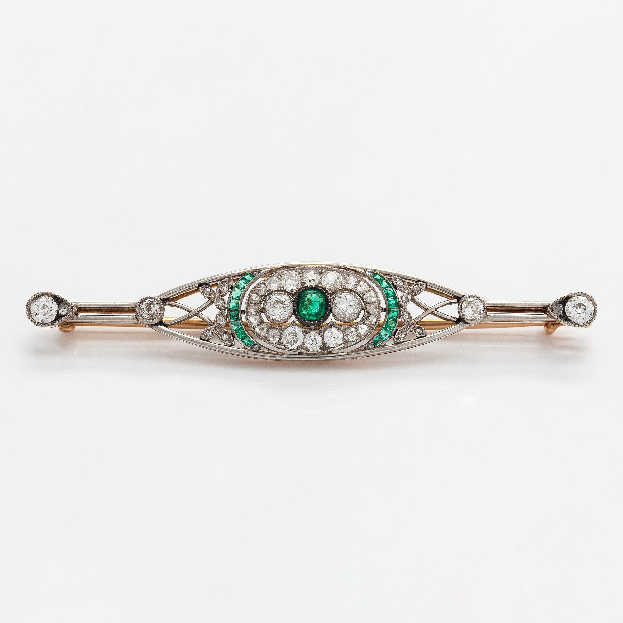 Rintaneula, 14K kultaa/platina, smaragdeja sekä vanha- ja ruusuhiottuja timantteja, Venäjä 1908-26.