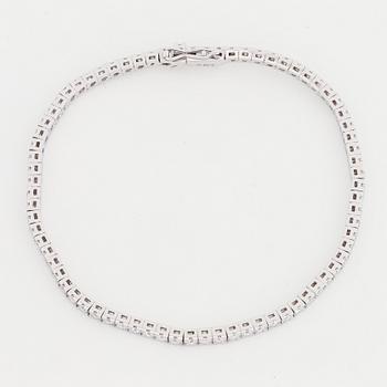 Brilliant cut diamond tennis bracelet.