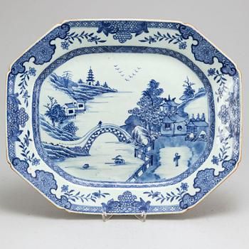 A porcelain serving dish, Qing dynasty, Qianlong 1736-95.