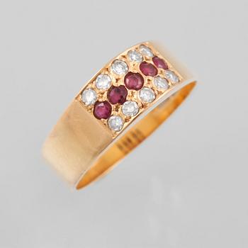 RING, 18K guld med 10 åttkantslipade diamanter 0.20 ct samt 5 fasettslipade rubiner. Vikt 3,6 gram.