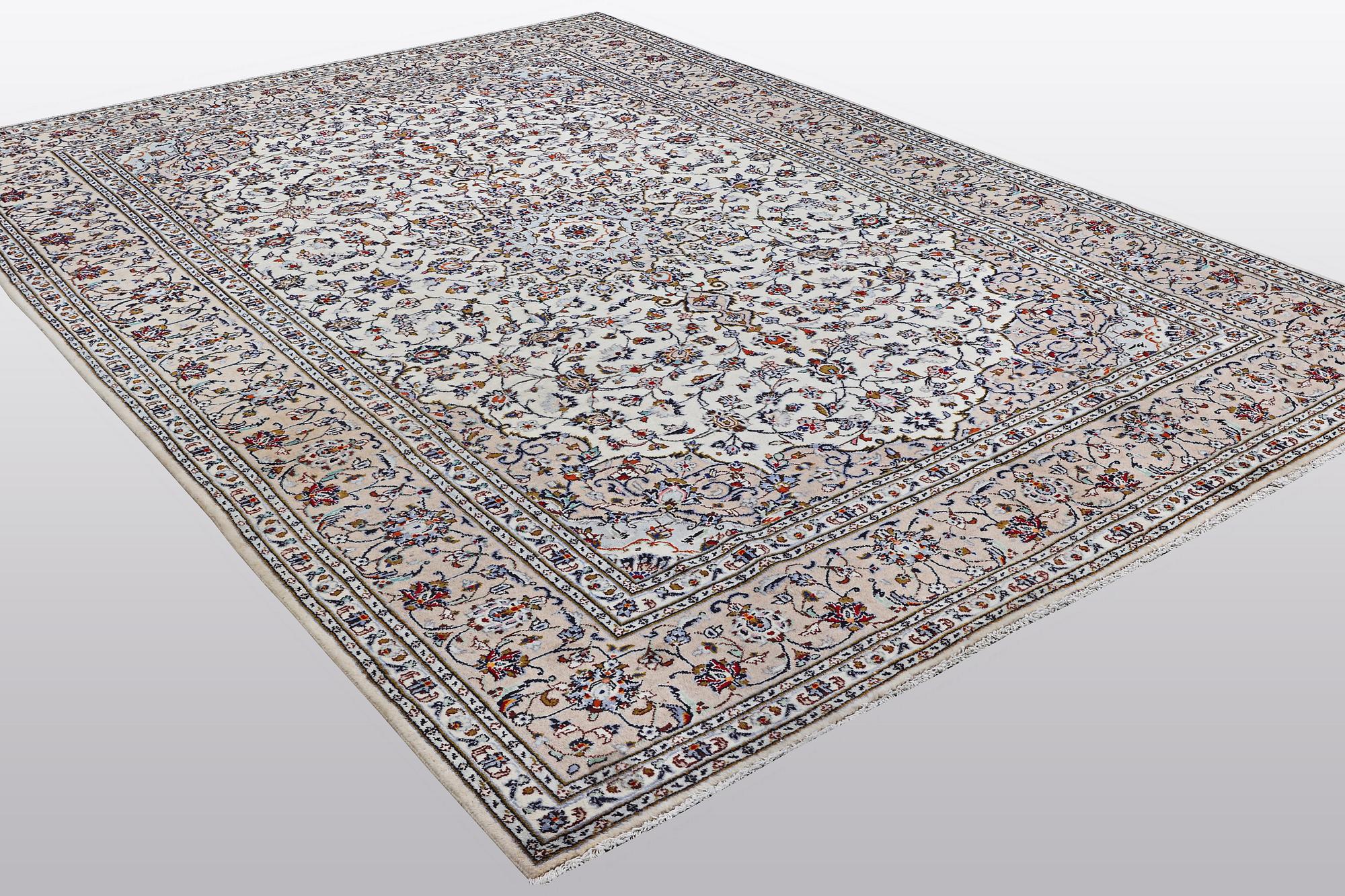 A carpet, Kashan, ca 344 x 245 cm.